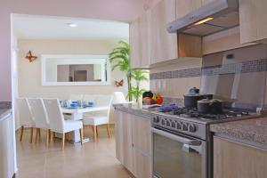 Nhà bếp/bếp nhỏ tại Luxury 3 bedroom 2 bath Lagoon view condo