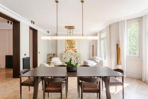 una sala da pranzo con tavolo e sedie di Luxury Apartments entirely next to the Eiffel Tower - Paris a Parigi