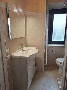 ein Badezimmer mit Waschbecken und Toilette in der Unterkunft Bed in Siena in Siena + 42 Fotos