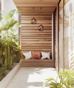 un banc sur le côté d'une maison avec des plantes dans l'établissement Hollywood Luxury Pent house, à Los Angeles