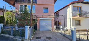 una casa con una puerta y un garaje en Private swimming pool sweet dreams, en Sarajevo
