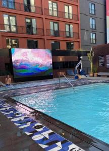 une grande piscine devant un bâtiment dans l'établissement Hollywood Luxury Pent house, à Los Angeles 4 autres photos