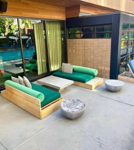 d'une terrasse avec deux canapés. dans l'établissement Hollywood Luxury Pent house, à Los Angeles