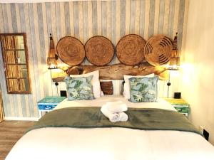 Ένα ή περισσότερα κρεβάτια σε δωμάτιο στο African Groove Camps Bay