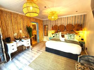 Ένα ή περισσότερα κρεβάτια σε δωμάτιο στο African Groove Camps Bay +51 φωτογραφίες