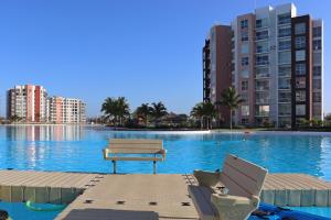 Hồ bơi trong/gần Luxury 3 bedroom 2 bath Lagoon view condo