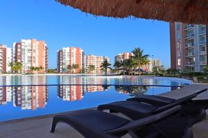 Hồ bơi trong/gần Luxury 3 bedroom 2 bath Lagoon view condo