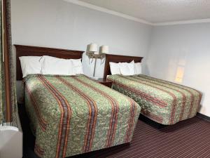 Ένα ή περισσότερα κρεβάτια σε δωμάτιο στο American Inn Motel