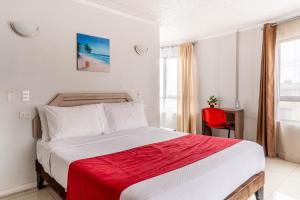 安托法加斯塔Hotel Veas的一间卧室，有一张床和一把红椅子