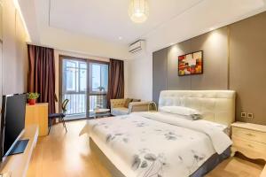 Postel nebo postele na pokoji v ubytování Guangzhou Efit International Apartment