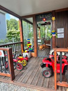 een veranda met daarop verschillende speelgoedauto's geparkeerd bij Redwood Mielno in Mielno
