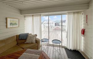 Khu vực ghế ngồi tại Nice Home In Lindesnes With Sauna