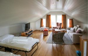 Giường trong phòng chung tại Nice Home In Lindesnes With Sauna