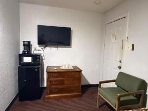Μια τηλεόραση ή/και κέντρο ψυχαγωγίας στο American Inn Motel