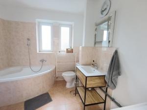 Ένα μπάνιο στο Cosy flat in a quiet location with free parking