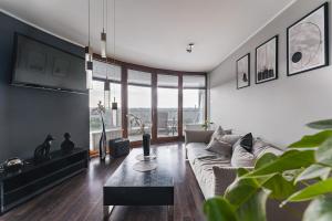 Χώρος καθιστικού στο Apartment 60 m with a panoramic terrace 11th floor