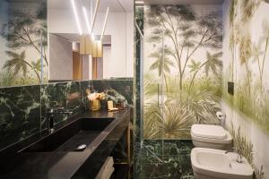 ein Badezimmer mit Waschbecken und Toilette in der Unterkunft Albergo Diffuso Birkin Castello in Cagliari