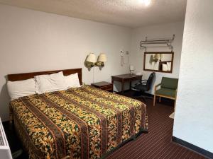 Ένα ή περισσότερα κρεβάτια σε δωμάτιο στο American Inn Motel