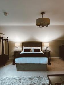 Giường trong phòng chung tại Maine House Galgorm