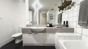 Ванная комната в Walk to Grand Prix and St Kilda Beach