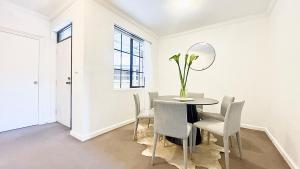 Фотография из галереи Walk to Grand Prix and St Kilda Beach в Мельбурне +10 фотографий