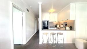 Кухня или мини-кухня в Walk to Grand Prix and St Kilda Beach
