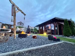een vuurplaats voor een gebouw bij Redwood Mielno in Mielno