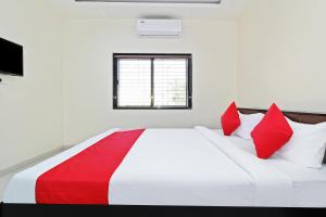 AurangabadにあるHotel O Shiv Shahi The Leaf Lodgingの大きな白いベッドと赤い枕のある寝室 +29枚の写真
