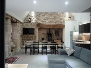 Μια τηλεόραση ή/και κέντρο ψυχαγωγίας στο Gîte Theillac - Maison au calme avec beau jardin