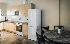 Kuchyň nebo kuchyňský kout v ubytování 3 Bedroom Lovely Apartment In Eidfjord