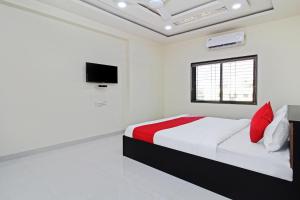 Ένα ή περισσότερα κρεβάτια σε δωμάτιο στο Hotel O Shiv Shahi The Leaf Lodging