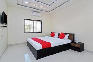 Ένα ή περισσότερα κρεβάτια σε δωμάτιο στο Hotel O Shiv Shahi The Leaf Lodging