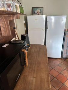 cocina con nevera y encimera con fogones en Chambre privée au bord de la rivière, 