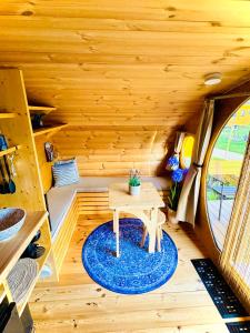 LedeackerMagnolia Hoeve - Unieke Bestemming voor Paardenliefhebbers en Bijzondere Overnachtingen in de natuur的一个小房子内的小桌子