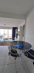 een eetkamer met een glazen tafel en stoelen bij Front de mer Golfe de Saint-Tropez in Sainte-Maxime