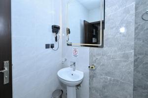 un bagno con lavandino e specchio di فندق رفاهية الكرام a Al Khansāk Altre 14 foto