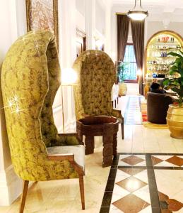 Χώρος καθιστικού στο Taj Hotel Cape Town - luxury 5 star suites - very spacious with kitchenette, Lions Head views