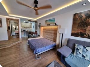 Ένα ή περισσότερα κρεβάτια σε δωμάτιο στο Estudio centro Torremolinos Down town +163 φωτογραφίες