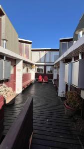 una passerella in un edificio con sedie rosse di El Crucero Pichilemu a Pichilemu