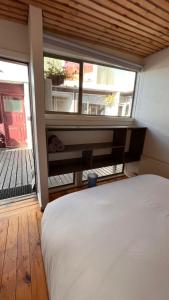 una camera da letto con un letto e una grande finestra di El Crucero Pichilemu a Pichilemu