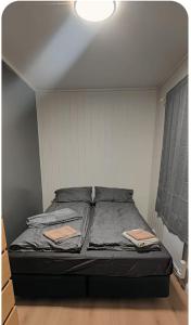 En eller flere senge i et værelse på Rose Rooms