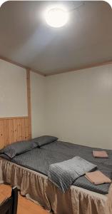 En eller flere senge i et værelse på Rose Rooms