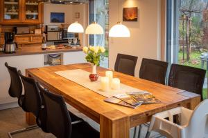 a kitchen and dining room with a wooden table and chairs at Ferienwohnung Weitblick im Dahner Felsenland in Bruchweiler-Bärenbach
