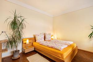 Una cama o camas en una habitación de Gemütliches Apartment In Lohmen