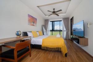 Un dormitorio con una cama, un escritorio y un televisor. en 3BDR Townhouse in Laguna Park, en Bang Tao Beach 40 fotos más