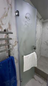 奇姆肯特Hostel Miras的浴室设有淋浴间和毛巾 更多23张照片