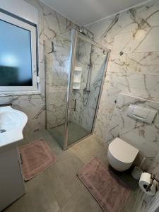 Koupelna v ubytování Apartements Delfin Vir + 115 fotografií