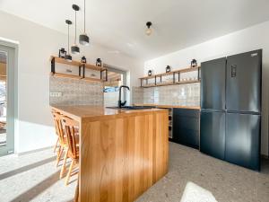 una cocina con encimera y refrigerador en KOČA ODMEV Obolno, en Ivančna Gorica