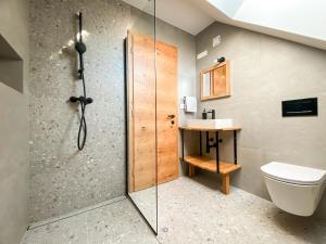 Un baño con ducha, inodoro y lavabo. en KOČA ODMEV Obolno, en Ivančna Gorica 21 fotos más