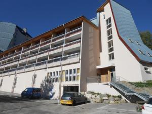 莱德萨阿尔卑斯Studio confortable au centre des Deux Alpes proche des pistes - FR-1-516-151的一栋建筑前停着一辆车